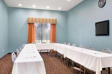 Отель Comfort Suites Topeka Northwest