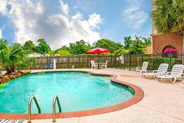 Отель Econo Lodge Inn & Suites Beaumont