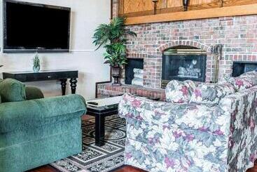 호텔 Econo Lodge & Suites