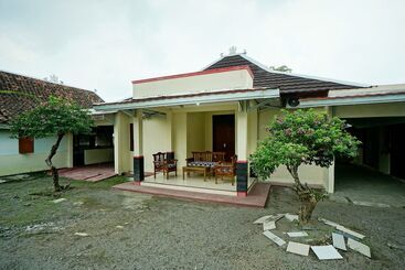 בית מלון כפרי Spot On 2653 Omah Mbah Lurah Syariah