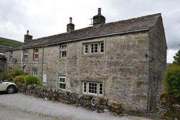 Отель Sweetbriar Cottage Bed & Breakfast And Camping