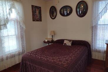Bed and Breakfast Quiet Full Size Bed Close To Town 420 Friendly