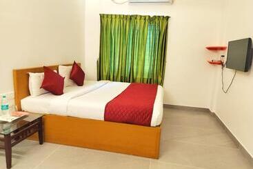 בית מלון כפרי Cherai Beach Valley