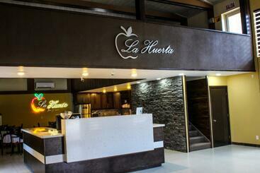 Szálloda La Huerta Inn & Suites