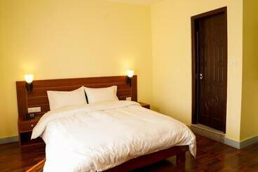 تختخواب و صبحانه Claire Inn