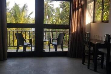 Отель Waves Hiri