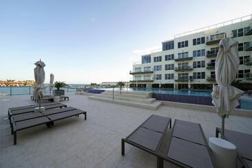 هتل آپارتمان Ocean View Condo Overlooking The Caribbean Sea