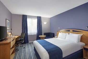 בית מלון כפרי Holiday Inn Express Poole, An Ihg