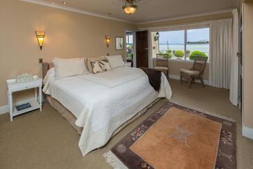 Отель On The Point Lake Rotorua