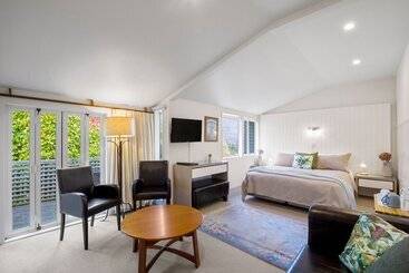 Отель Queenstown House Bed & Breakfast And Apartments