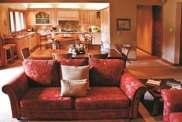 בית מלון כפרי Treetops Lodge & Estate