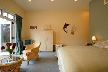 Отель Waihi Beach Lodge