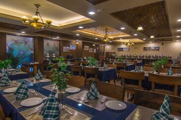 Отель Comrade Inn