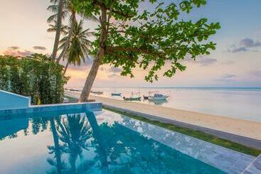 استراحتگاه White Whale Beachfront Poolvilla