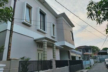 هاستل Zleepy Pondok Gramada