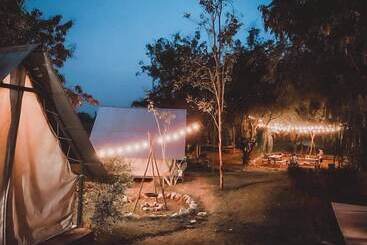 בית מלון כפרי Rewild Camp And Cafe