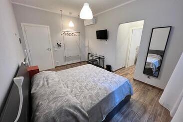 تختخواب و صبحانه We Love Tower Self Check In