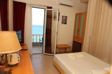 هتل Mantas Seaside Boutique