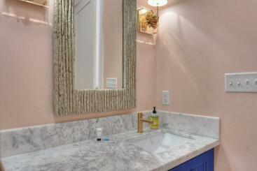 هتل The Pink Room At Emily S On The Island
