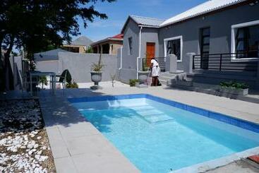 펜션 24 On York Guesthouse