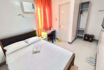 הוסטל Anchorage Apartelle