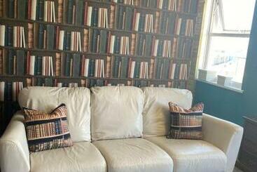 هاستل The Library Style Room