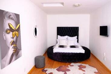 Bed and Breakfast Selina Airport Lodge #emzini