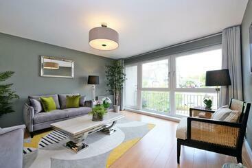 アパートホテル Bright And Spacious Home With A Balcony And City Views