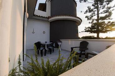 هتل آپارتمان Deep Sea Residence