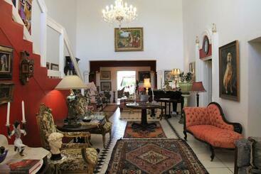 پانسیون Michaelangelo Guest House