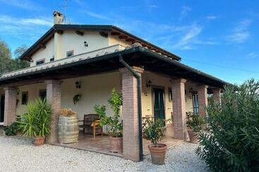 مبيت وإفطار Casale Terre Rosse