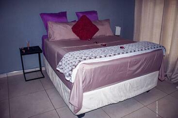 تختخواب و صبحانه Warmbaths Thai Spa And Guest House