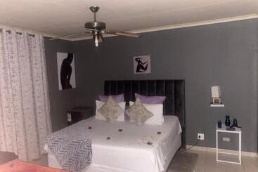 צימר Warmbaths Thai Spa And Guest House