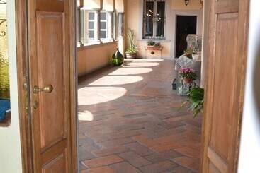 تختخواب و صبحانه Angolo Del Poeta