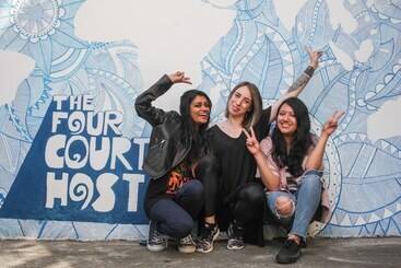 בית מלון כפרי Four Courts Hostel