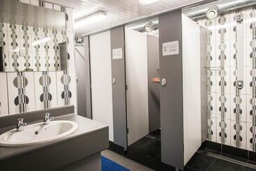 هتل Sheilas Tourist Hostel