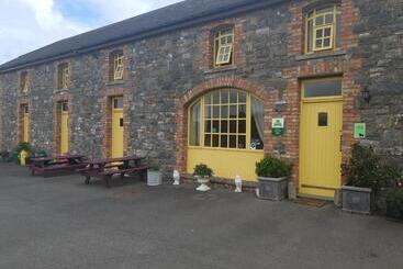 בית מלון כפרי Slane Farm Hostel, Cottages And Camping