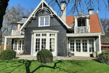 住宿加早餐 Huize Koempoelan