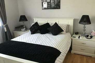 민박 Lg Qs Rm Private Luxury Bathrm Strictly Non Smokers And Genuine Travellers Only Over 25