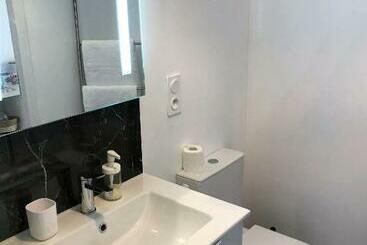 펜션 Studiocaroline44, 2 Studios Entre La Ville Et La Mer, Parking, Cuisine, Moins De 15min De L Aéroport