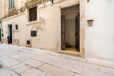 Пансион Mola’s Square House