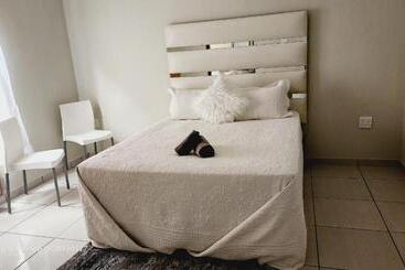 פנסיון Intsingizi Bird Lodge