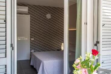 تختخواب و صبحانه 4essences Boutique Rooms