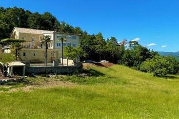پانسیون Domaine De La Pinède
