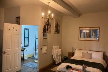 ベッドアンドブレックファースト 7 Dagnaud De La Tude Our Family Farmhouse Style Home With En Suite