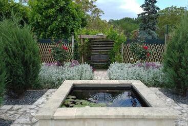 بنسيون The Piggeries At La Maison Tumtum Arbre