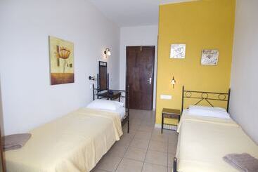 هتل Margarita Rooms