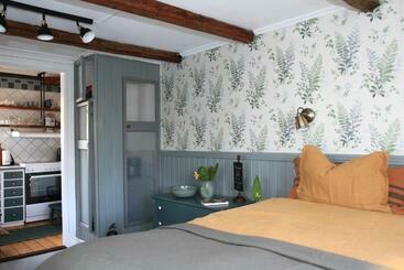 B&b Bland Ormbunkar Och Rosor