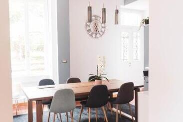 פנסיון Room Gatsby  Your Space With Garden In The City Center