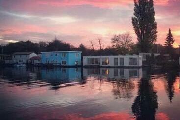 住宿加早餐  Amster Houseboat Bed Without Breakfast